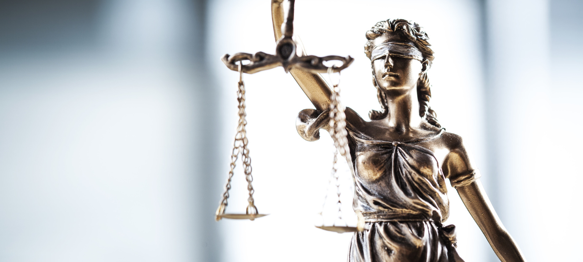 Justitia-Statue Nahaufnahme einer Justitia-Statue